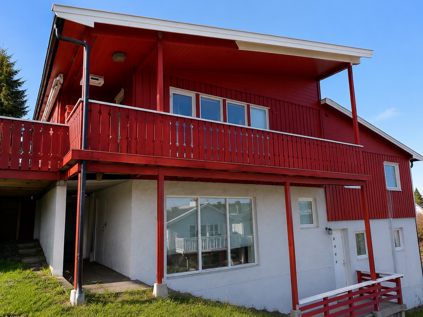 Store vindusflater i stua som slipper inn mye lys